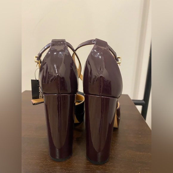 EXPRESS 
CLOSED POINTED TOE PLATFORM PUMPS - Picture 3 of 3